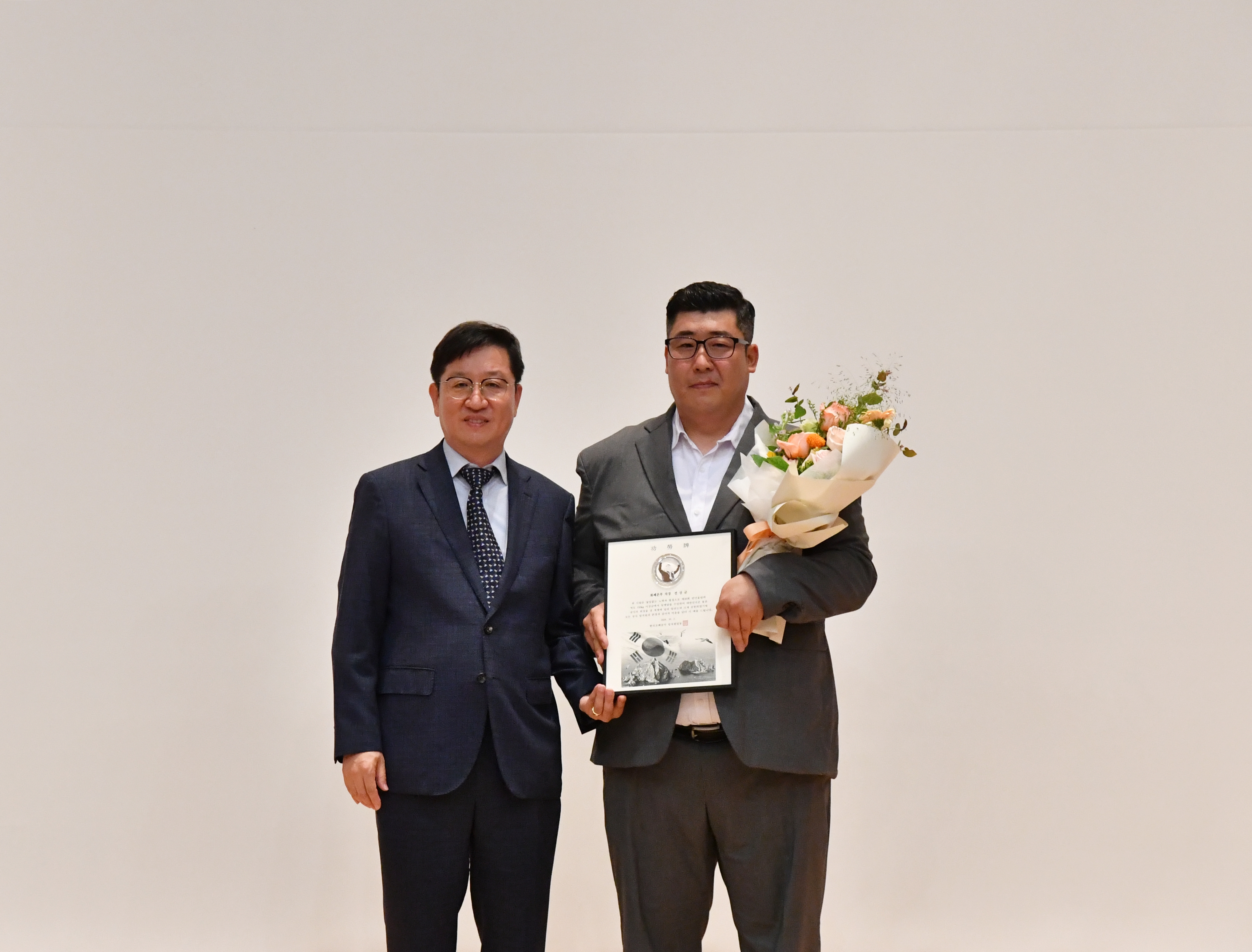 [이미지] 성창훈사장과 특별감사패를 받은 전상균차장