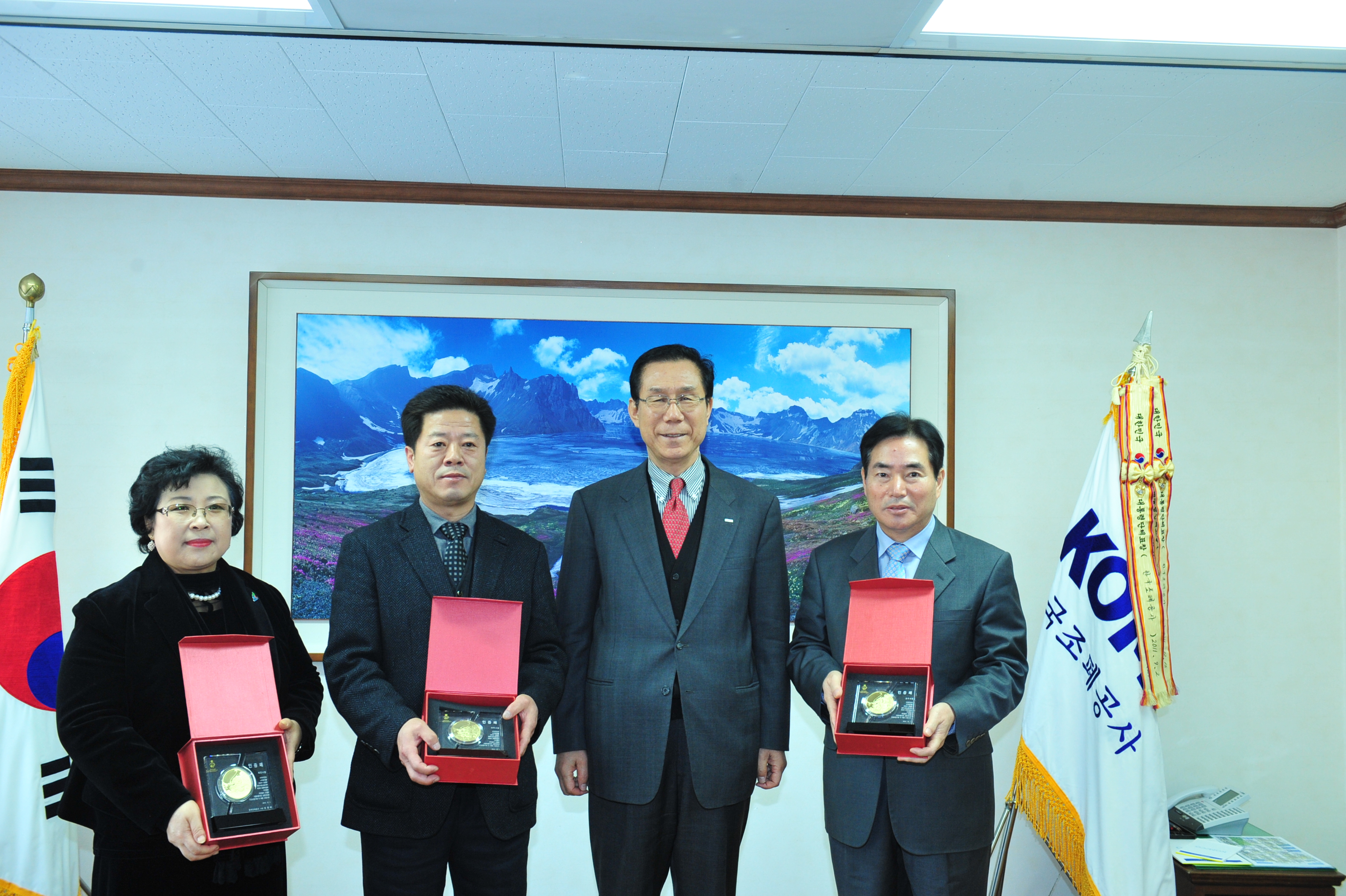 2012121114175023_아름다운상품권인증패전달.JPG