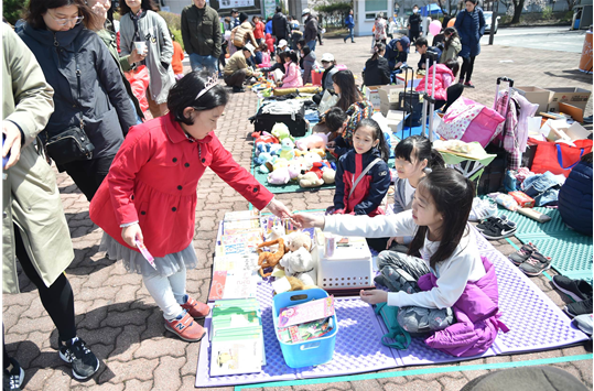 화폐박물관 벼룩시장 벚꽃길 한마당에 참여한 참가자들